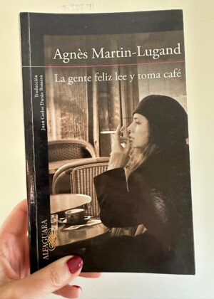 La gente feliz lee y toma café